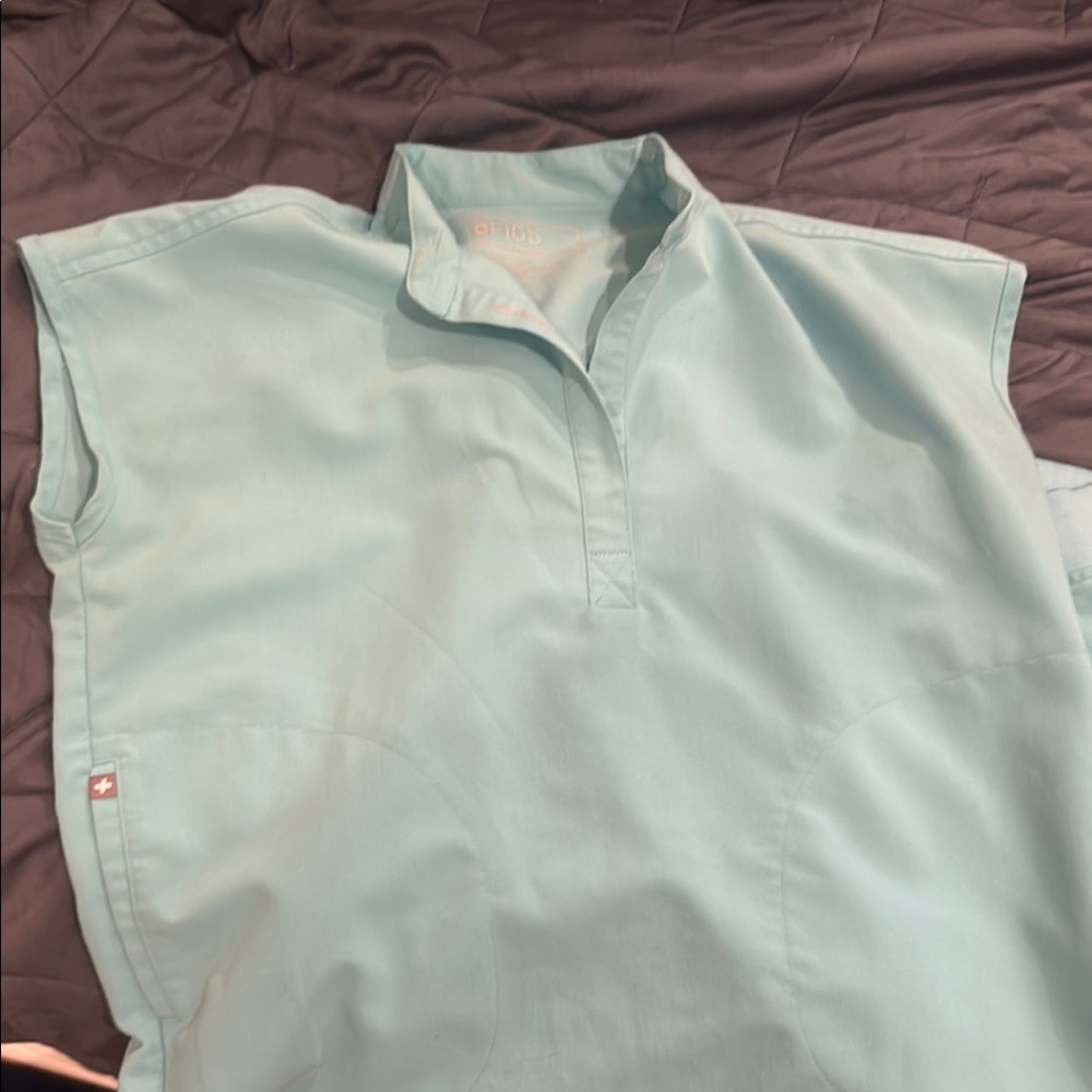 FIGS Aqua Blue Scrub set rapheala top in XS and Zamora in SP